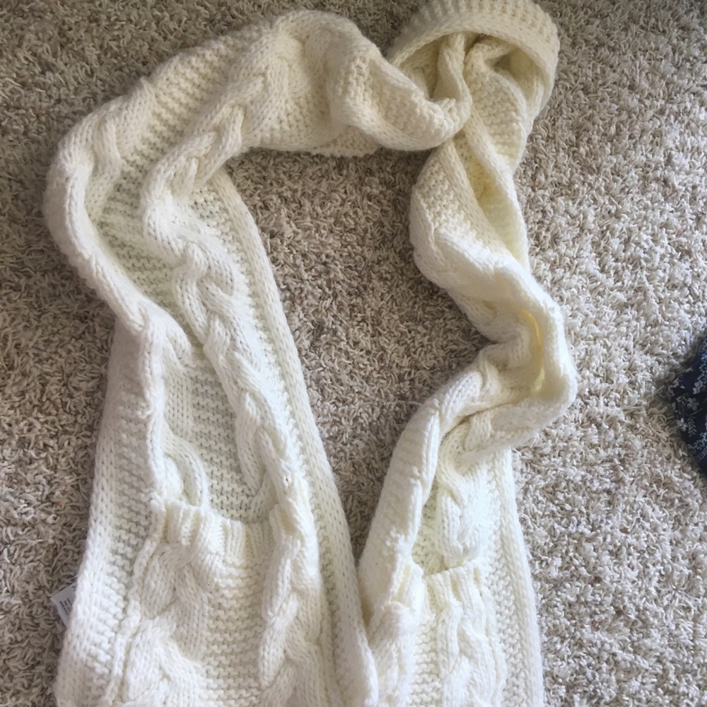 White scarf with pockets